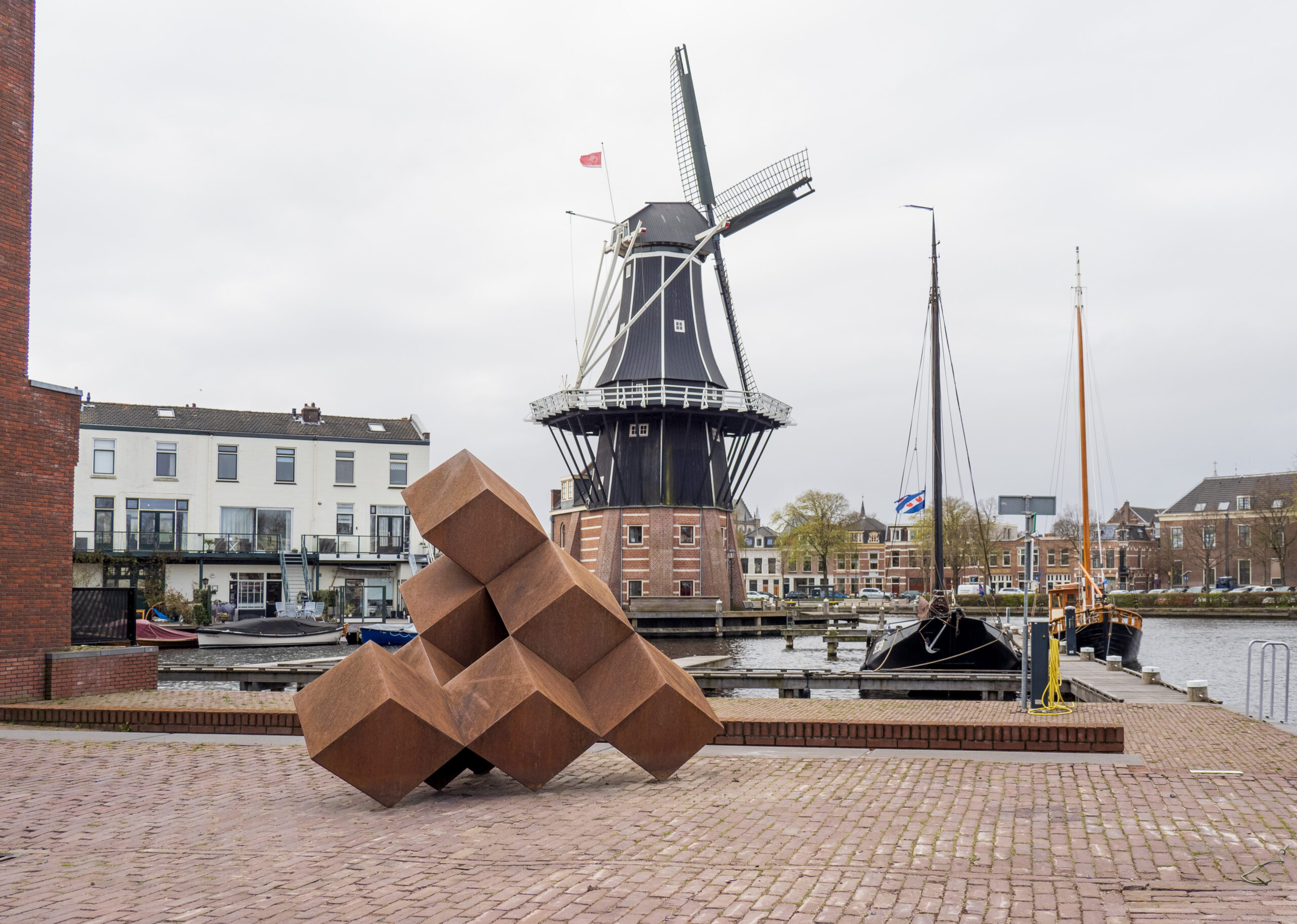 Uitgelichte afbeelding voor artikel: Het kunstwerk ‘Parallellepipedum’ van wijlen kunstenaar Erik van Spronsen is geplaatst in de wijk Scheepmakersdijk, bij de Disselkade.